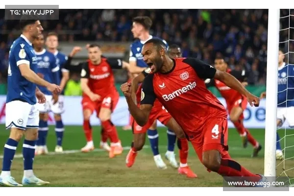 德丙黑马掀翻德甲霸主!比勒菲尔德 2-1 逆转晋级德国杯决赛 球迷狂欢冲场创历史 德丙黑马掀翻德甲霸主!比勒菲尔德 2-1 逆转晋级德国杯决赛 球迷狂欢冲场创历史